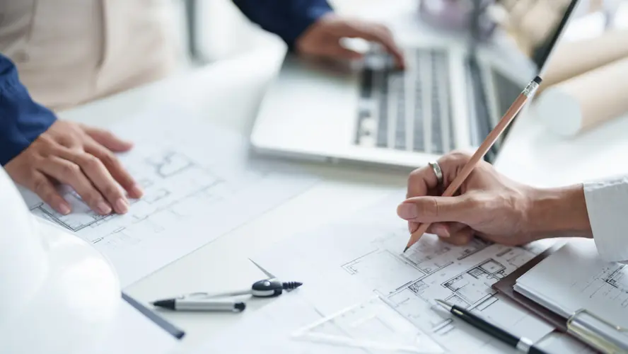Architectes révisant des plans thermiques RE2020